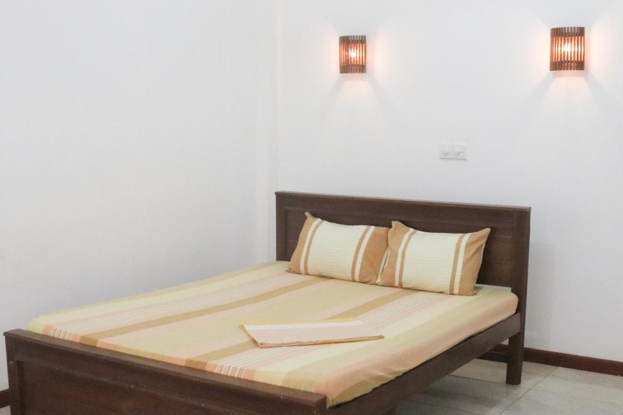 Long Beach Guest House Hikkaduwa Bagian luar foto